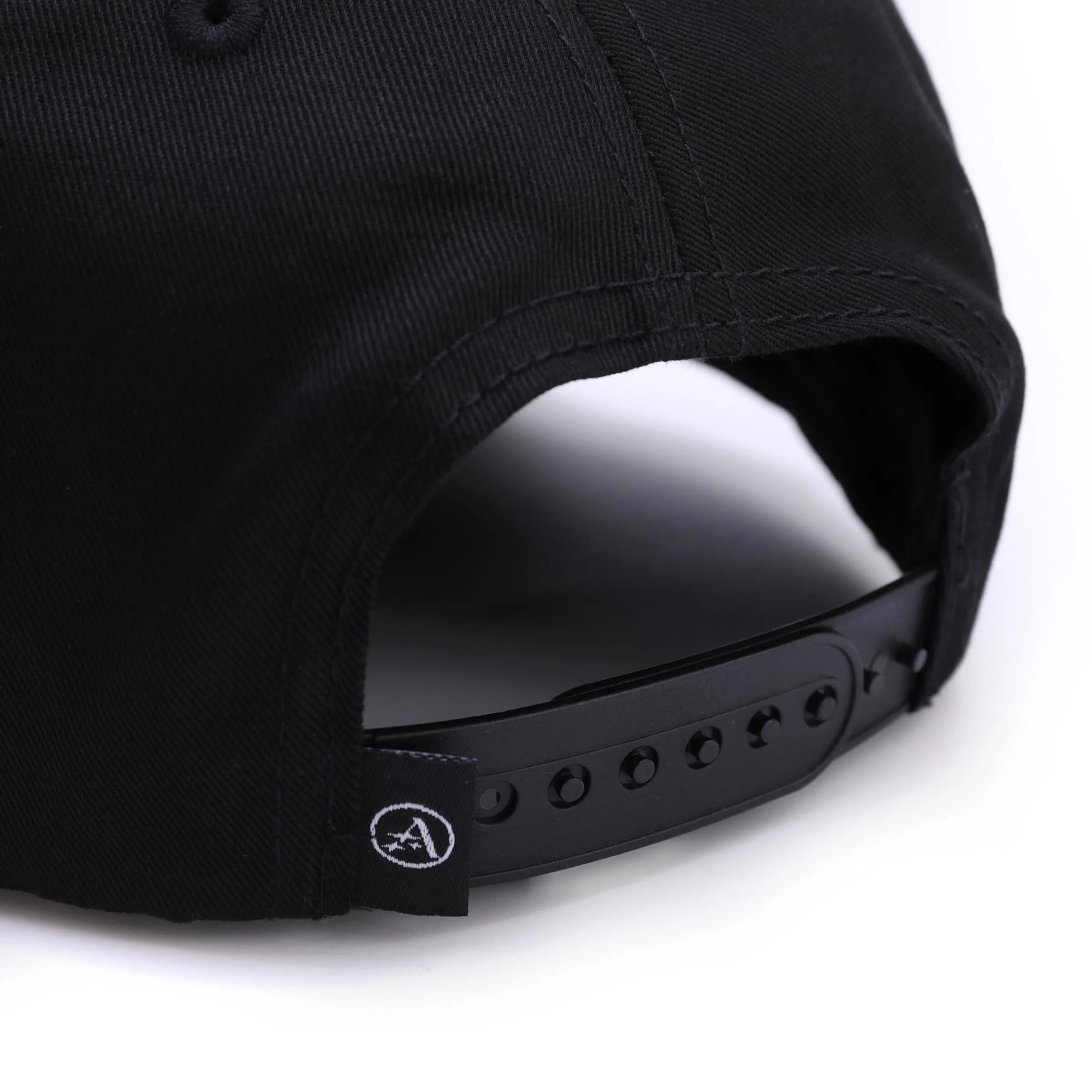 LIQUIFY SNAP BACK BLACK